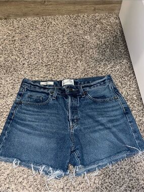 Universal Thread Women's Dark Blue High-Rise Frayed Denim Shorts size 2/R